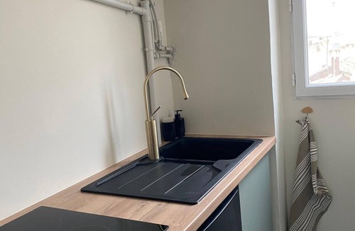 Figuerolles Apartment | F1 at Les Arceaux: trendy decor, bright, calm