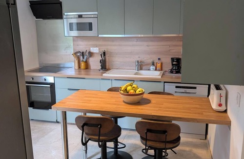 Saint-Jean-de-Vedas Apartment | F4 air-conditioned apartment, private parking, garden