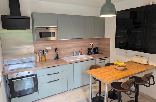 Saint-Jean-de-Vedas Apartment | F4 air-conditioned apartment, private parking, garden