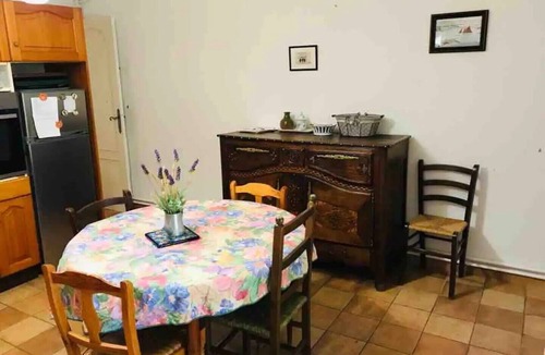 Saint-Mitre-les-Remparts House | Family home with large pool in Provence