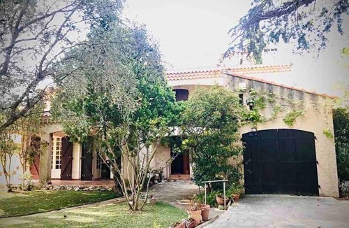 Saint-Mitre-les-Remparts House | Family home with large pool in Provence