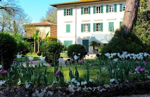 Lucca Historical Center Apartment | Family-friendly flat in a tiny square in the center of the walled town of Lucca