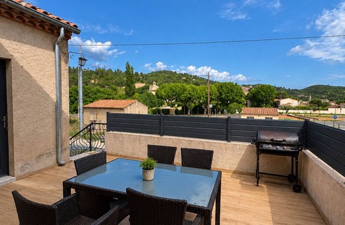 Boulbon House | Family home with a view of the castle