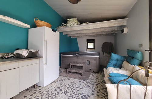Apt House | Family home with jacuzzi, swimming pool and gym