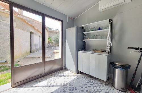 Apt House | Family home with jacuzzi, swimming pool and gym