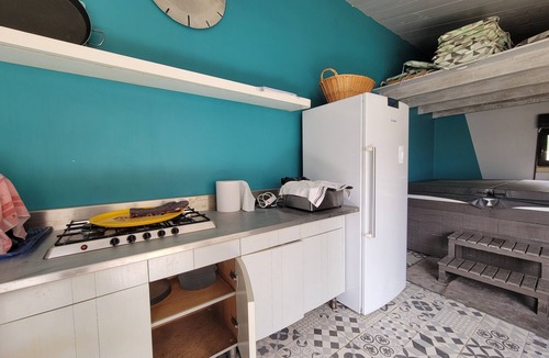 Apt House | Family home with jacuzzi, swimming pool and gym