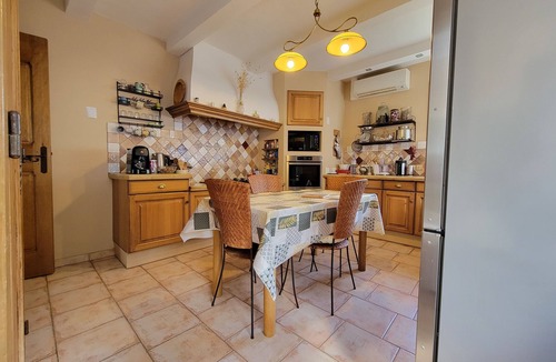 Apt House | Family home with jacuzzi, swimming pool and gym