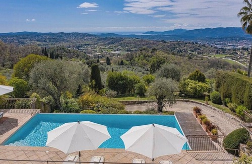 Chateauneuf-Grasse House | Family villa with pool overlooking Cannes bay