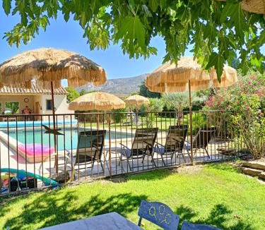 Cavaillon Bed & Breakfast | Faré Tchanqué cuisine d'été PRIVATIVE clim piscine parking wifi gratuits