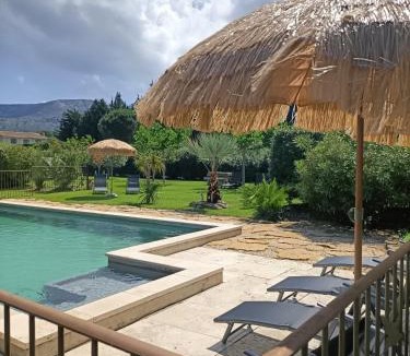 Cavaillon Bed & Breakfast | Faré Tchanqué cuisine d'été PRIVATIVE clim piscine parking wifi gratuits