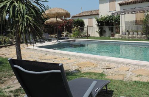 Cavaillon Bed & Breakfast | Faré Tchanqué cuisine d'été PRIVATIVE clim piscine parking wifi gratuits
