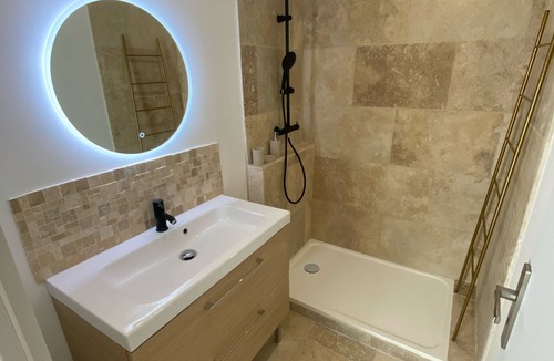 Rognonas House | Farmhouse in the countryside