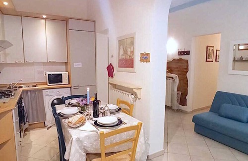 San Lorenzo Apartment | FLORENCE HISTORIC CENTER, APARTMENT WITH PRIVATE COURTYARD, WI-FI and AC