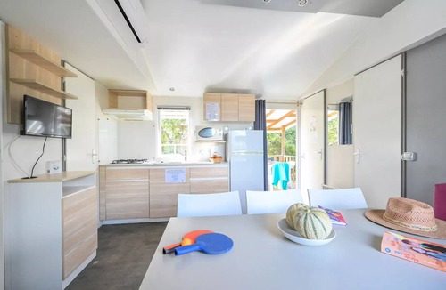 Castries House | Flower Camping le FONDESPIERRE * - Mobil-home CONFORT - 30 m2 (3 bedrooms - air conditioning - TV) 6 persons