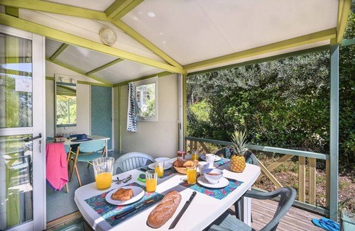 Castries Ski Chalet | Flower Camping le FONDESPIERRE * - Standard chalet - 25 m2 (2 bedrooms - air conditioning - TV) covered terrace 5 people
