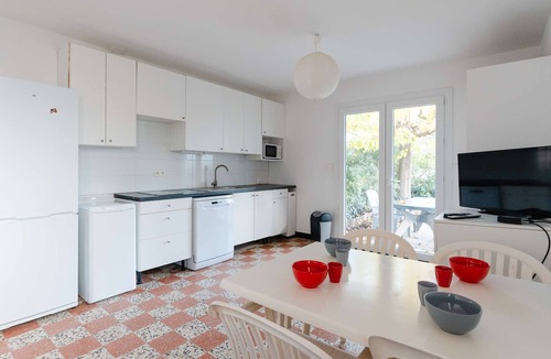 Narbonne Apartment | Cozy Ground-Floor Apartment for 6 with Garden, 100m from Beach, Pet-Friendly