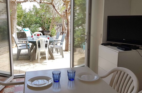 Narbonne Apartment | Cozy Ground-Floor Apartment for 6 with Garden, 100m from Beach, Pet-Friendly