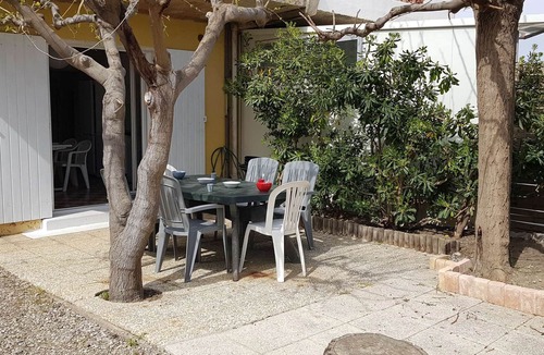 Narbonne Apartment | Cozy Ground-Floor Apartment for 6 with Garden, 100m from Beach, Pet-Friendly