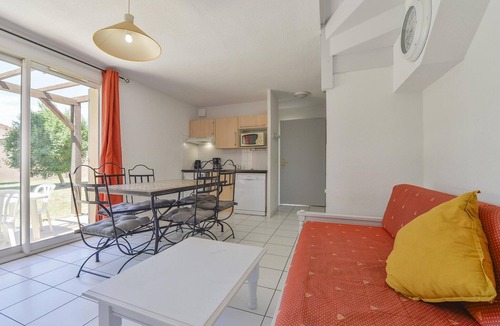 Saint-Saturnin-les-Avignon House | Country Stay for 6 in Provence Vineyards