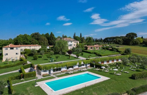 Cortona Apartment | Frantoio 6 Luxury Holiday Home with Shared Pool, Wi-Fi & Air Conditioning