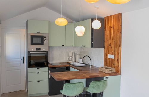 Saint-Etienne-du-Gres Apartment | Fully renovated mazet en provence