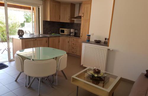 Caux Apartment | Gîte "des trois terrasses" piscine, clim
