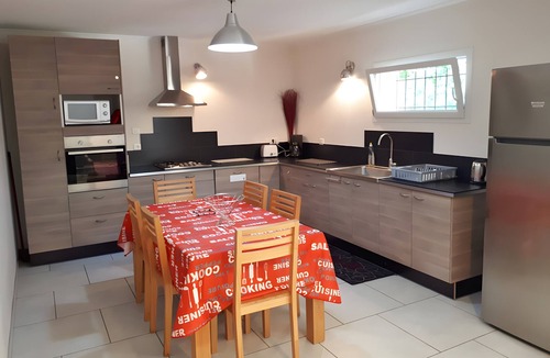 Orgon Apartment | Gîte 'Mas La Mounine - Gîte du Haut' with Private Garden, Wi-Fi, and Air Conditioning