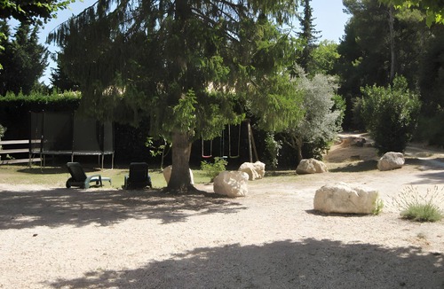 Orgon Apartment | Gîte 'Mas La Mounine - Gîte du Haut' with Private Garden, Wi-Fi, and Air Conditioning
