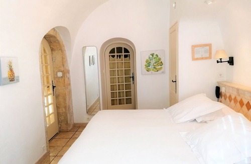 Salon-de-Provence Hotel | Garrigae Abbaye de Sainte Croix