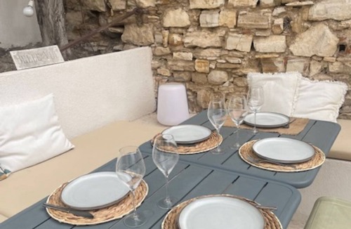 Eguilles House | Gentle living 10 mm from Aix, old house with garden and pool