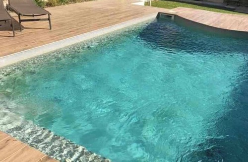 Eguilles House | Gentle living 10 mm from Aix, old house with garden and pool