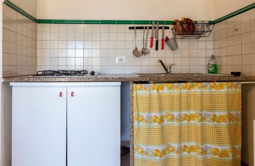 Pivarada Apartment | “Giallo Celeste” Apartment with Sea View, Balcony, and Wi-Fi