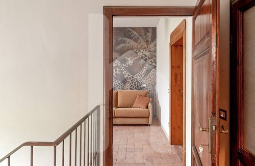 Pontasserchio Apartment | GIRAFFA: Relax and enjoy this simple yet elegant apartment, equipped with all the comforts: PRIVATE parking, FULL HD TV, AIR CONDITIONING, and a fully equipped bathroom with a walk-in shower. All of this just 10 minutes from Pisa and 25 minutes from the
