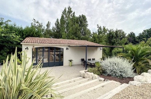 Noves Apartment | Gite au Calme Avec Piscine