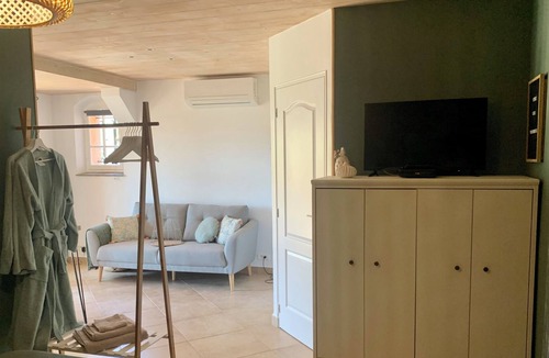Cuers Apartment | Gite Avec SPA Dans un Écrin de Verdure