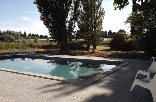 Cavaillon House | Gîte in a Mas in the countryside at the foot of the Luberon. terrace, swimming pool and barbecue.