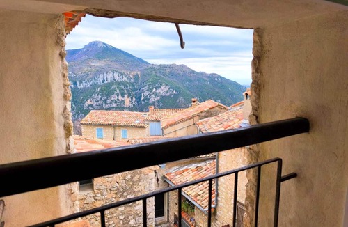 Gourdon Apartment | Gîte in the heart of the village "Plein Ciel"