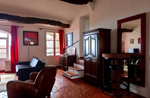 Gourdon Apartment | Gîte in the heart of the village "Plein Ciel"