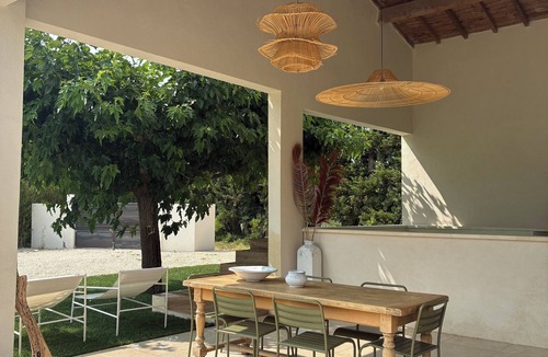 Graveson House | Gîte in the Provencal countryside. Heated swimming pool.