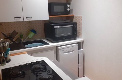 Lesperon Apartment | 'Gite Le Cèdre', private terrace and garden. Minimum 3 nights. Mild summer climate