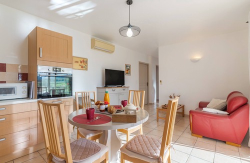 Greoux-les-Bains House | Gîte 'Le Petit Étang' with Shared Pool, Private Terrace and Air Conditioning