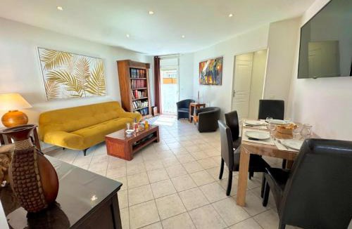 Pomerols Apartment | Gite proche plage, climatisé, terrasse, jardinet et parking, très calme