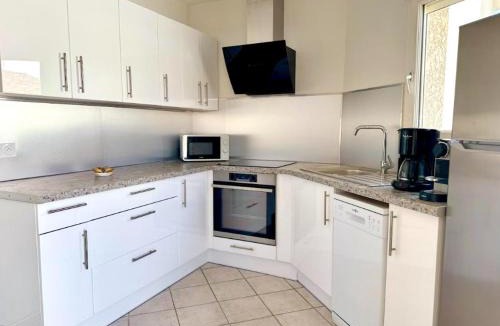 Pomerols Apartment | Gite proche plage, climatisé, terrasse, jardinet et parking, très calme