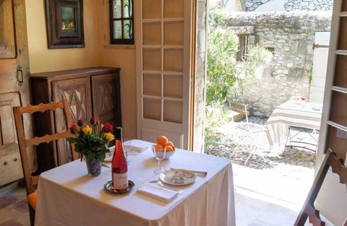Villeneuve-les-Avignon Cottage | Gîte-Superior-Ensuite with Bath-Courtyard view