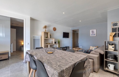 Montagnac House | Gîte “Villa Athena” with Shared Pool, Private Terrace, and Wi-Fi