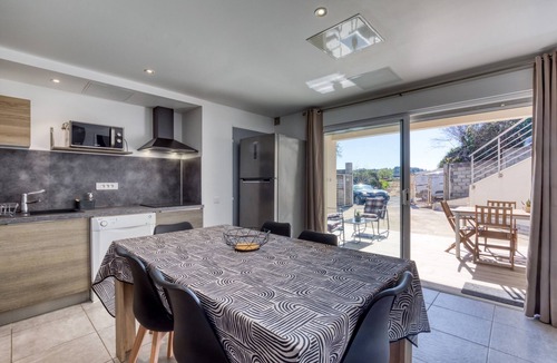 Montagnac House | Gîte “Villa Athena” with Shared Pool, Private Terrace, and Wi-Fi