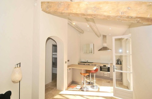 Eyragues Villa | Gite with swimming pool and landscaped garden