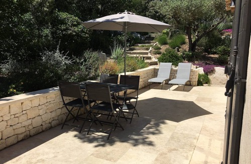 Eyragues Villa | Gite with swimming pool and landscaped garden
