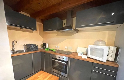 Velleron Boat Rental | Gîte with swimming pool on large wooded grounds.