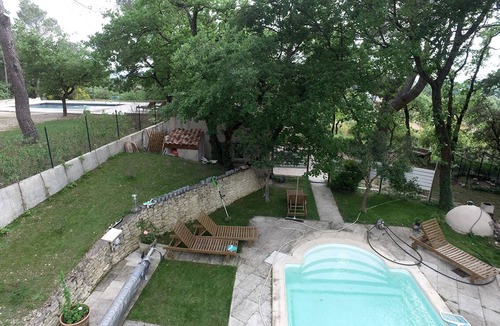 Velleron Boat Rental | Gîte with swimming pool on large wooded grounds.